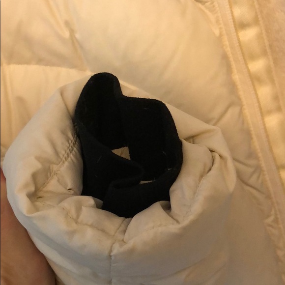 Mountain hardwear white puffer coat! - Picture 5 of 7